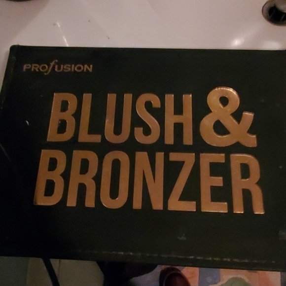 Makeup - Picture 1 of 3